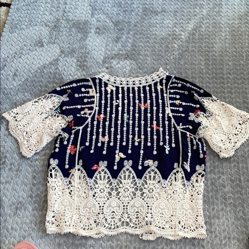 London Kaye Short Sleeve Crocheted Lace & Embroidered w butterfly pattern. - Picture 9 of 9